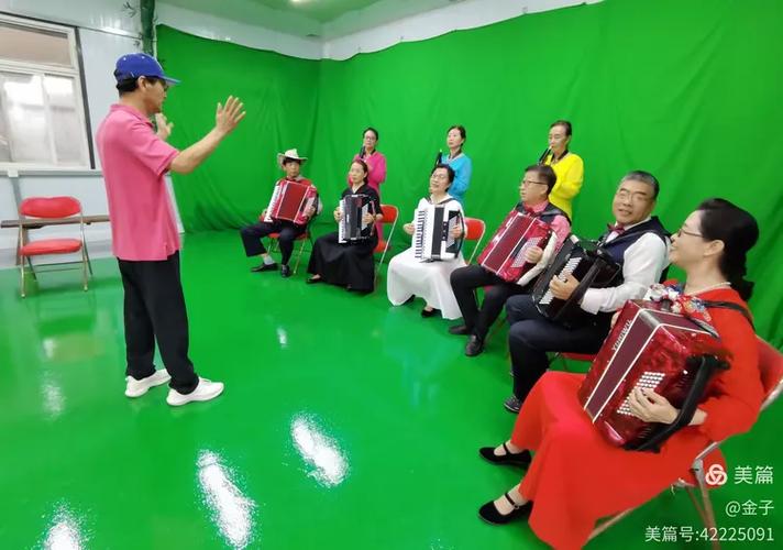 百花艺术团程老师指导器乐合奏